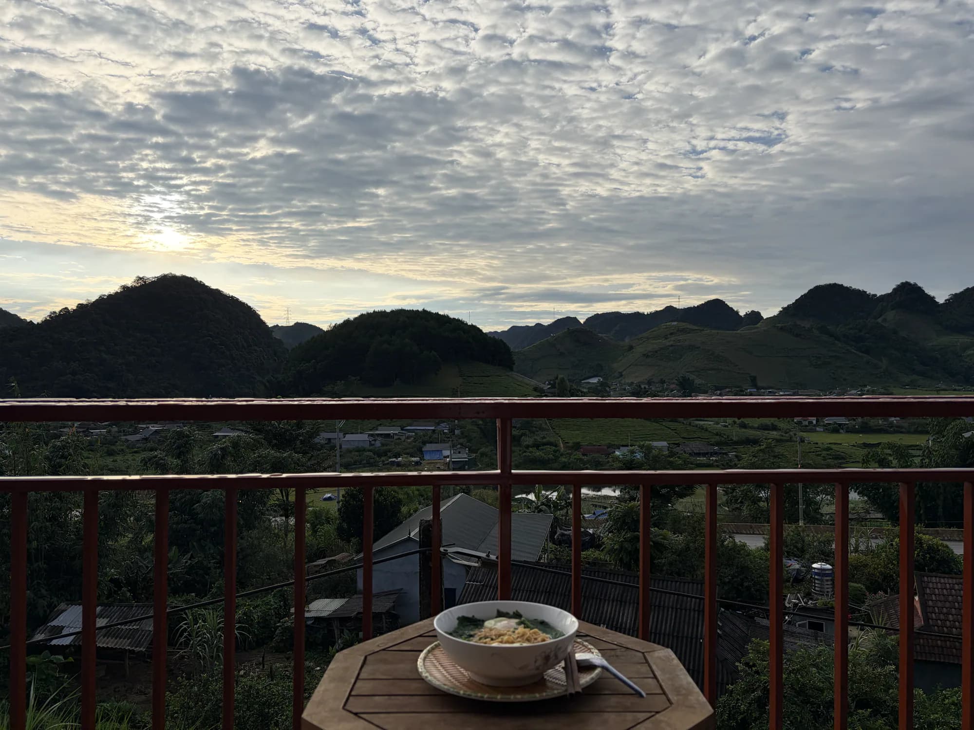 Bát mì ăn sáng trên bàn gỗ nhìn ra những ngọn đồi Vân Hồ