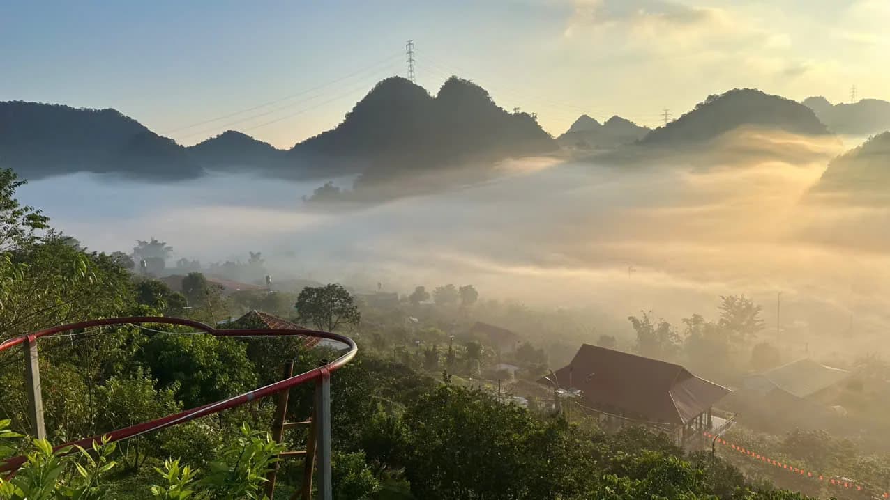 Nắng sớm trải trên thung lũng phủ sương và những mái nhà gỗ